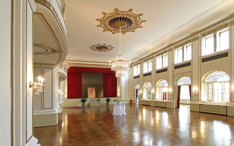 Historisches Gebäude (Ballsaal) mit Bühne roten Vorhängen und mit alt modernen design