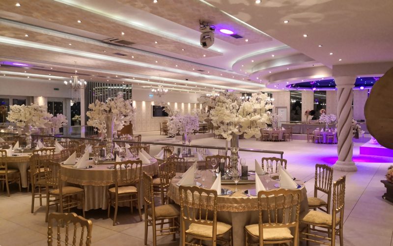 Festsaal mit eleganten Design und königlich gedeckten Tischen