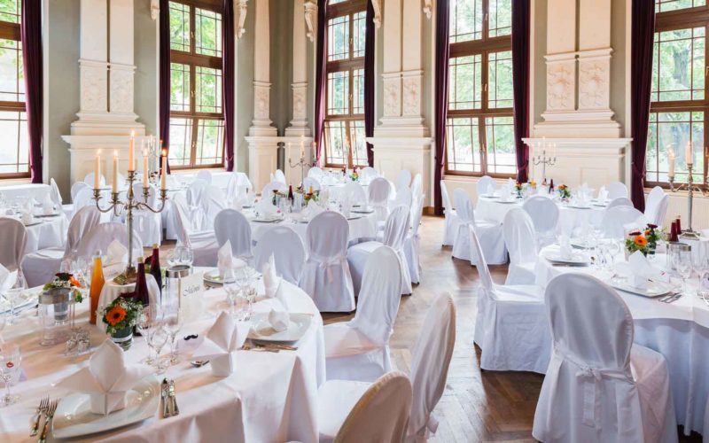 Großer heller Saal mit eleganter Einrichtung für Hochzeiten in Nürnberg mieten