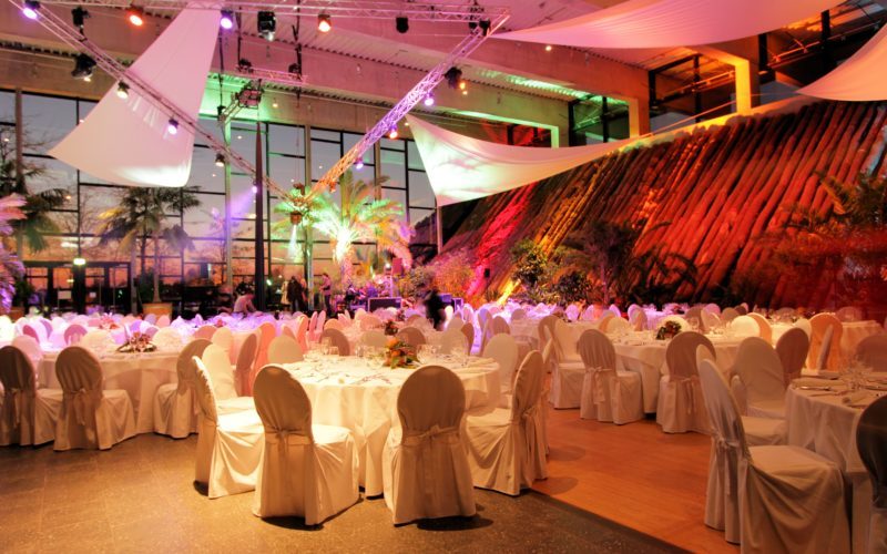 Großer Räumlichkeitsbereich mit gedeckten Tische und vielen Sitzmöglichkeiten, tolle Beleuchtung, Eventlocations in Potsdam