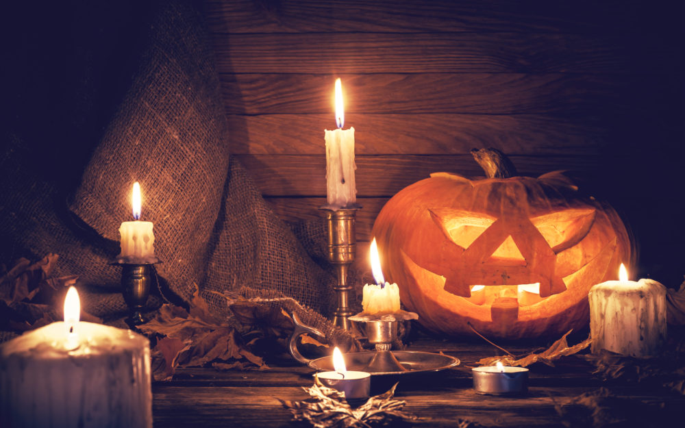Halloween Kürbis mit Kerzen in schauriger Atmosphäre