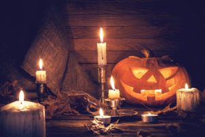Halloween Kürbis mit Kerzen in schauriger Atmosphäre