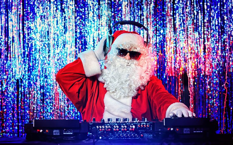 Weihnachtsfeier in Duisburg; DJ als Weihnachtsmann verkleidet mit Sonnenbrille auf einer Weihnachtsfeier