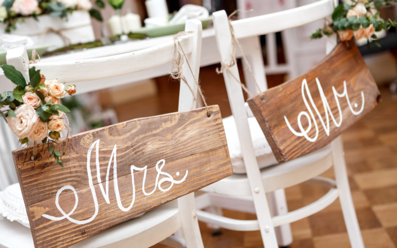 Hochzeitstisch des Brautpaares mit Mrs. und Mr. Beschriftungen auf Holztafeln