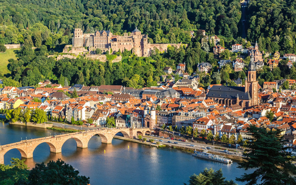 Idyllischer Blick auf Heidelberg von oben mit einer Brück, dem Fluss und der Altstadt