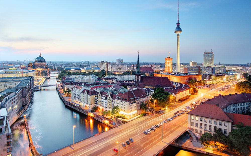 Abendlicher Blick über Berlin mit dem Fernsehturm, der Spree und dem Nikolaiviertel als Skyline