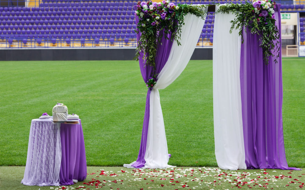Hochzeitsdeko mitten in einem Fußballstadion auf dem Rasen
