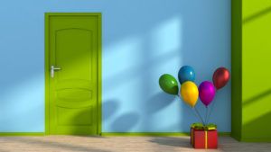 Blauer Raum mit grüner Tür, in dem eine Geschenkbox steht, an die Luftballons gebunden sind