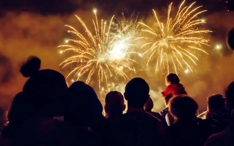 Ein Feuerwerk aus zwei Blumen im Dinkeln und Publikum im Vordergrund