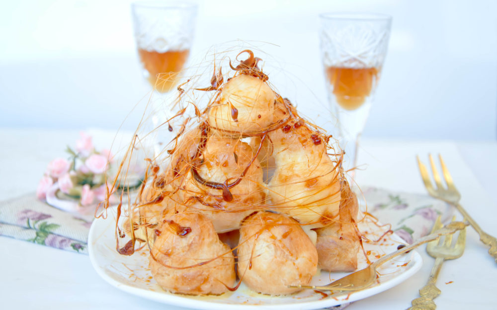 Klassisches Croque en Bouche mit Karamellüberzug auf einem Teller