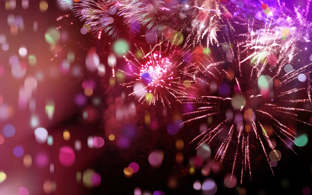 Rotes und violettes Feuerwerk in der Silvesternacht