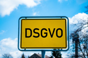 Ortsschild mit der Aufschrift DSGVO