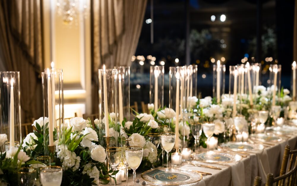 Mit Blumen und Kerzen gedeckter Tisch, bei einer Hochzeitsfeier