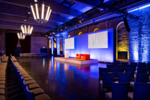 Eventlocation für ein Business Event, stimmungsvoll beleuchtet in blau