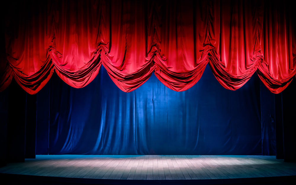 Eleganter roter Vorhang auf einer großen Bühne Geburtstag-Incentive