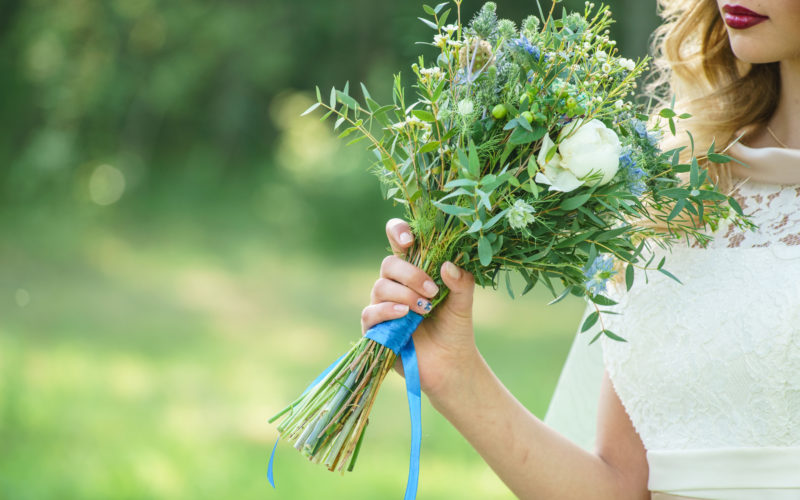 Braut mit einem Strauß aus Gräsern und Kräutern