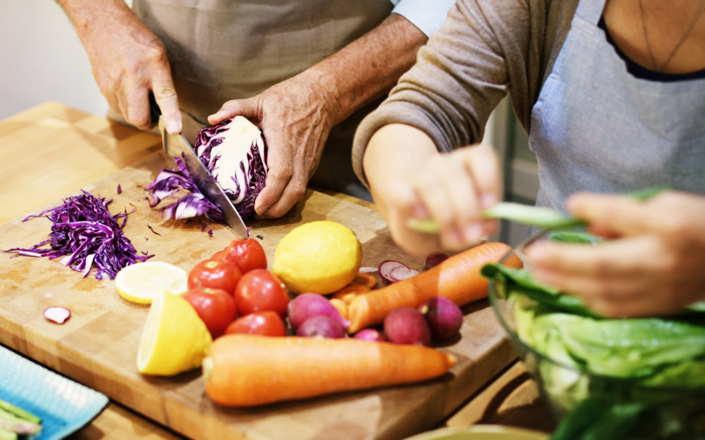 Paar kocht zuhause selbst das Essen