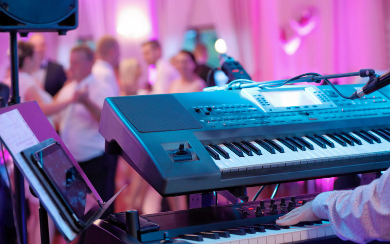 Eine Liveband mit einem Keyboard tritt bei einer Veranstaltung auf Eventlocation