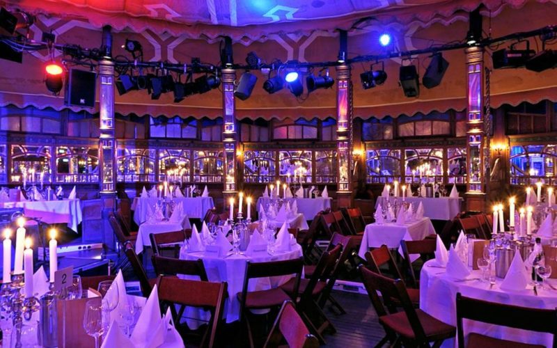 Ein glänzender Festsaal mit Tischen und Stühlen. Eventlocations in Berlin Charlottenburg