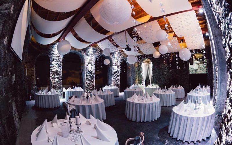 Eventlocation in Wuppertal, romantisch dekorierter Raum oder großer Saal für eine Hochzeit, Schlossfabrik