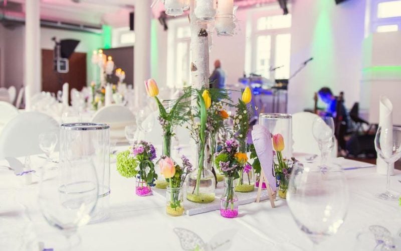 Eventlocation in Wuppertal, romantisch dekorierter Raum oder großer Saal für eine Hochzeit, dekorierte Tafel mit Blumen