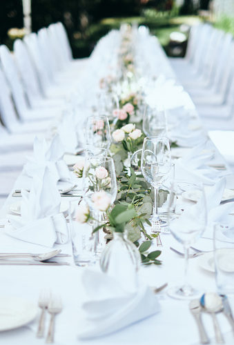 Ein gedeckter Tisch mit Blumendeko
