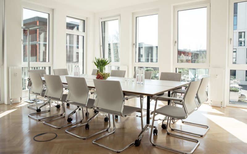 Heller Raum für Workshops mit weißen Stühle