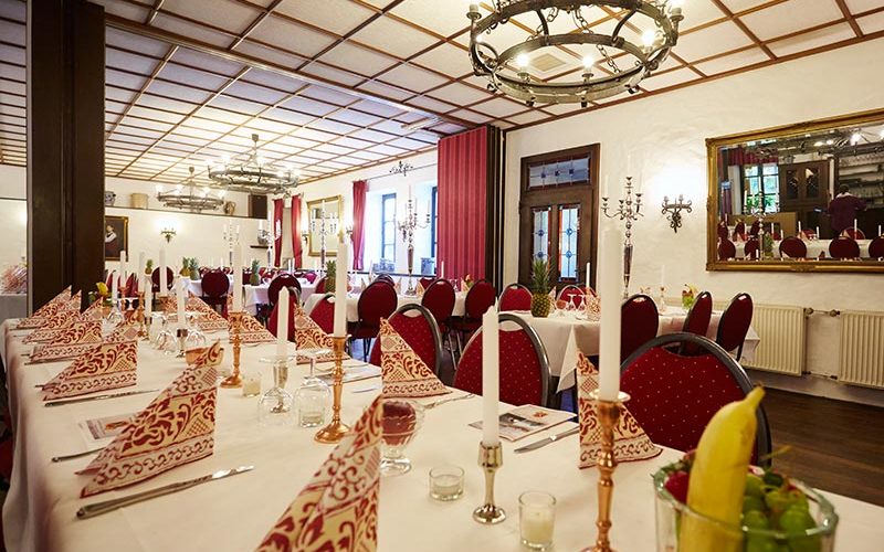 Restaurant als Eventlocation, geschmückter Saal, gedeckter Tisch, für Hochzeiten, Familienfeiern, Firmenfeiern