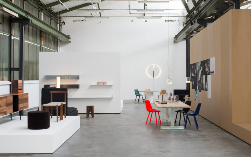 Heller Raum für Workshops mit rotem Stuhl