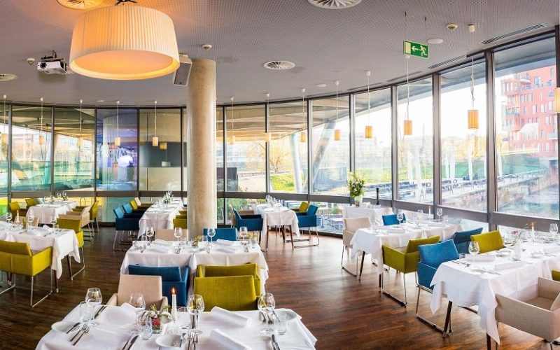 Großes Restaurant mit großen Fenstern und einem schönen Ausblick über Frankfurt, Bar mieten