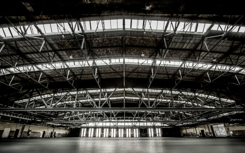 Große leere Industriehalle