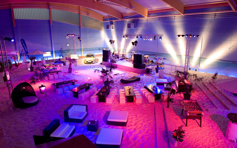 Strandbereich mit DJ Pult und mehreren Sitzmöglichkeiten für Ihre Veranstaltungen, tolle Beleuchtung, sehr modern, Eventlocations für bis zu 1000 Personen in Hamburg
