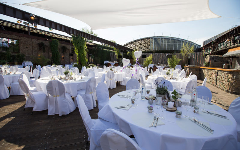 Große Terrasse mit weiß eingedeckter Galabestuhlung, Eventlocations für bis zu 1000 Personen in Köln