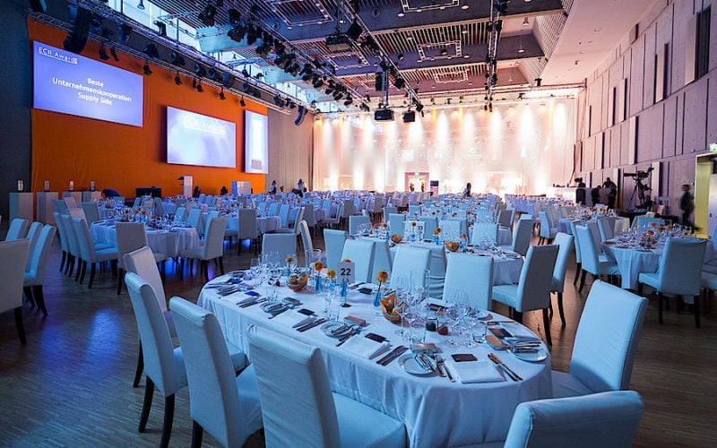 Eventlocations für bis zu 1000 Personen in Stuttgart - Großer Saal mit bedeckten Tischen und Stühlen