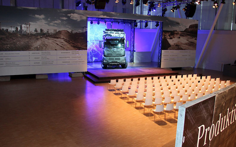 Eventlocations für bis zu 200 Personen in Stuttgart - Konferenzraum mit weißen Stühlen in Reihe