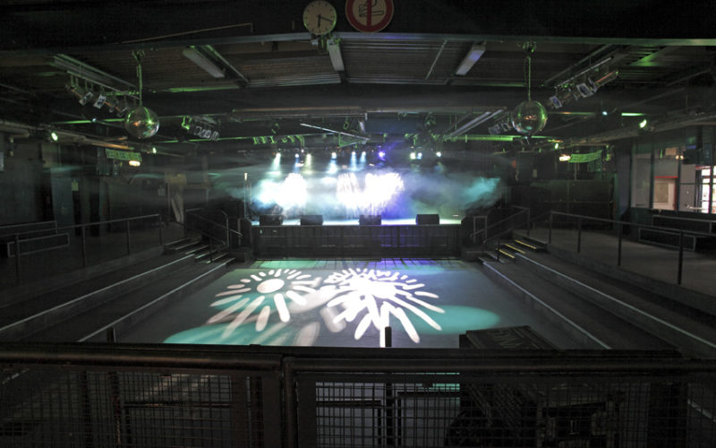 Beleuchtete Bühne mit Sitzen, Eventlocation in München