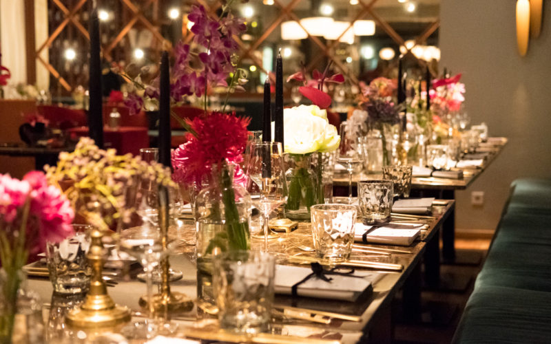 Nahaufnahme festlich gedeckter Tisch mit pinken Blumen