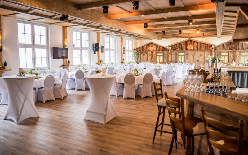 Eventlocations für bis zu 100 Personen in Stuttgart - Hochzeitssaal in einer Hütte