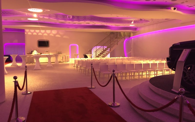 Eventlocations für bis zu 200 Personen in Stuttgart - Weißer Gästeraum mit Led- beleuchteter Decke