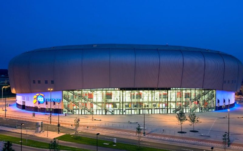 Große beleuchtete Arenahalle von außen