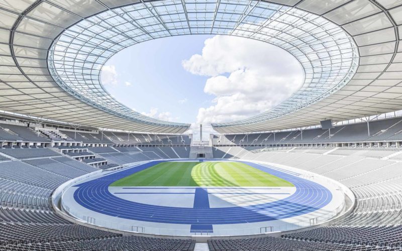 Großes leeres Fußballstadion mit blauer Rennbahn, Eventlocations für bis zu 1000 Personen