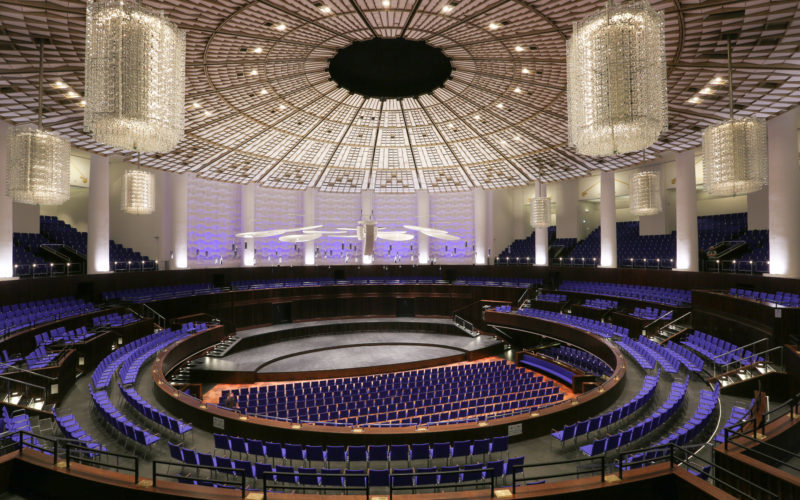 Großer Kuppelsaal mit blauen Sitzplätzen