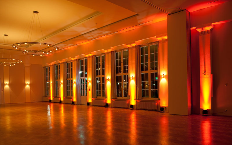 Große Halle mit Orange beleuchteten Lichtern