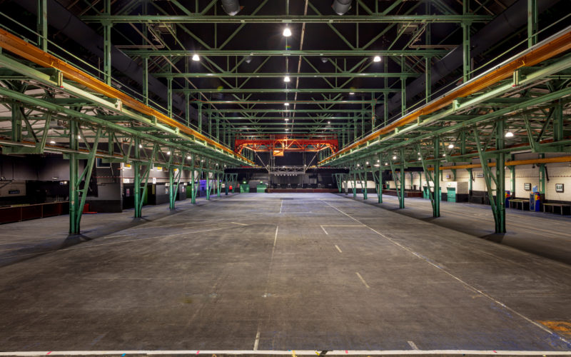 Große leere Halle mit grünen Balken, Eventlocation für bis zu 1000 Personen in München