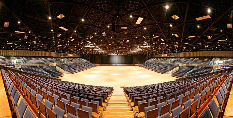Eventlocations für bis zu 1000 Personen in Düsseldorf - Große Leere Halle mit vielen schwarzen Sitzen
