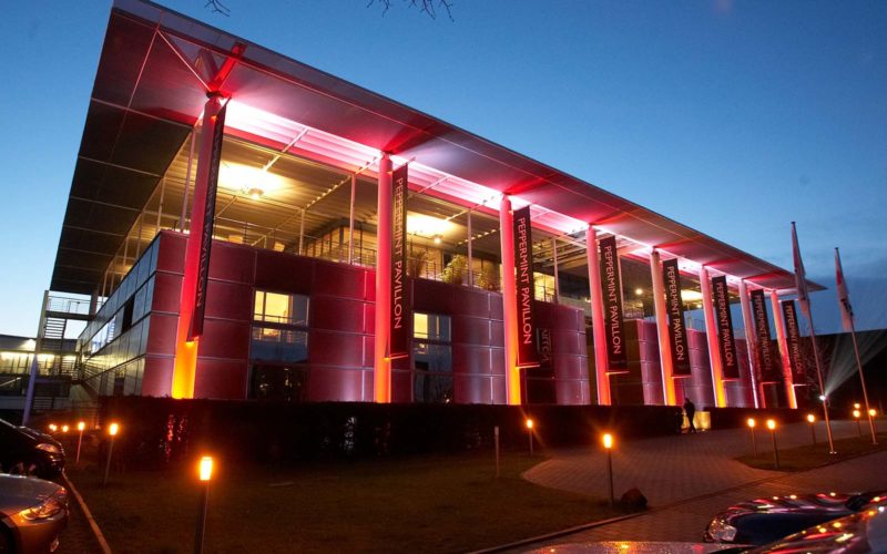 Großes rot beleuchtetes modernes Gebäude