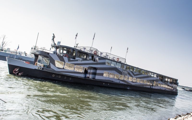 Außenansicht Eventschiff auf Wasser; Eventlocations für bis zu 50 Personen in Köln