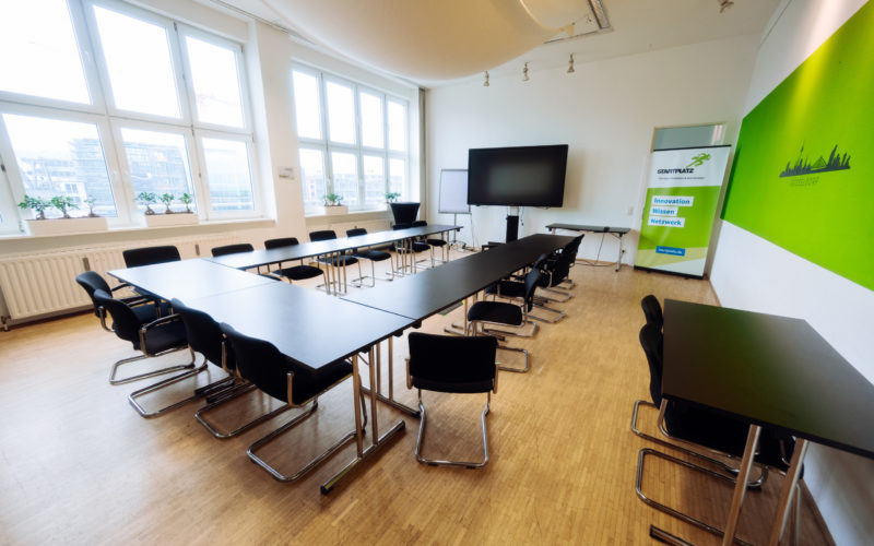 Großer Konferenzraum mit schwarzem Tisch und Stühle, Eventlocations in Düsseldorf bis zu 50 Personen