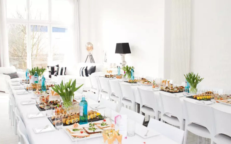 Heller Raum mit weiß gedecktem Tisch