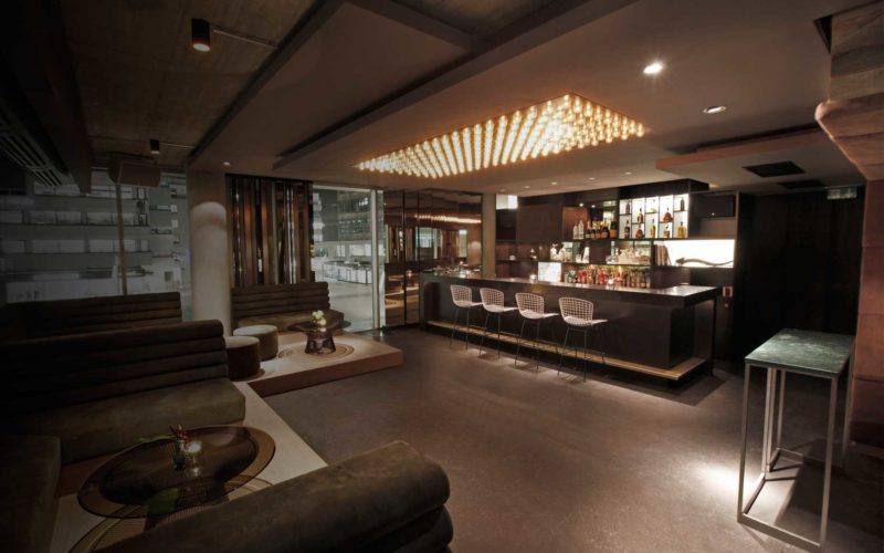 Loungebereich mit Bar und gemütlichen Bänken
